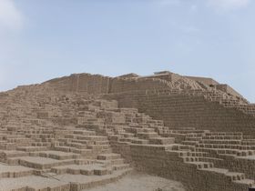 ペルー・リマの住宅街に突如現れる古代遺跡「ワカ・プクヤーナ」の謎！