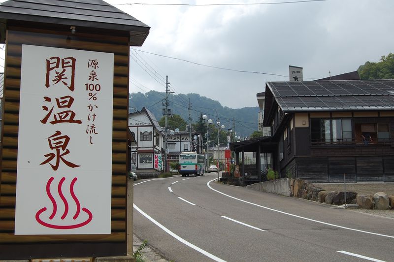 源泉掛け流し宣言の町！新潟・関温泉の赤湯と銘菓