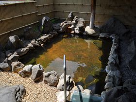 アメンボ泳ぐ自然の露天！長野・八ヶ岳海尻温泉「灯明の湯」が魅力的！
