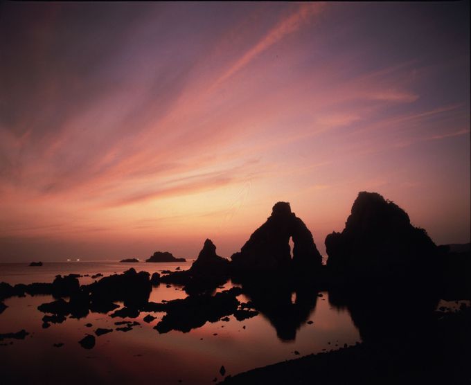 七浦海岸「夫婦岩」で、神話の世界に思いを馳せながら観る夕陽