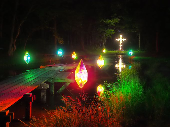 ファンタジーの世界へようこそ 花巻 童話村の森ライトアップ が紡ぐ虹色の夢 岩手県 Lineトラベルjp 旅行ガイド