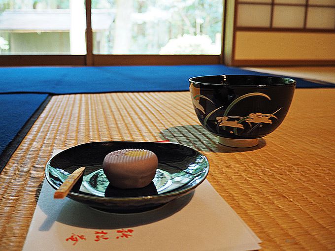 松下幸之助氏が寄進した茶室「鈴松庵」でお茶を一服