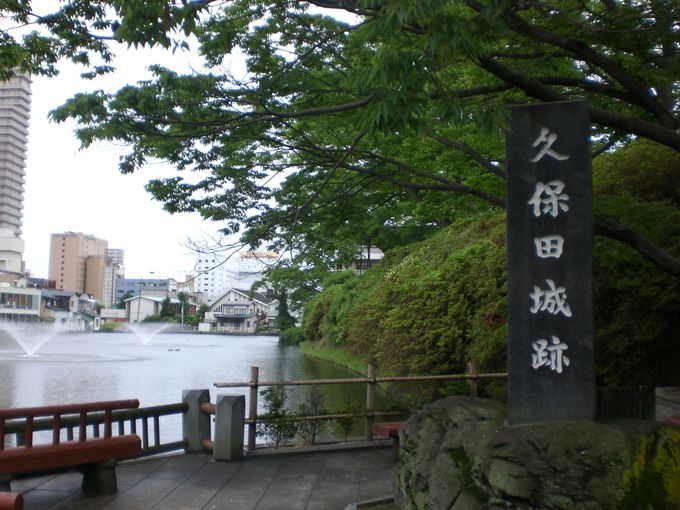 久保田城跡の石碑、バックには噴水と高層ビルが映える！