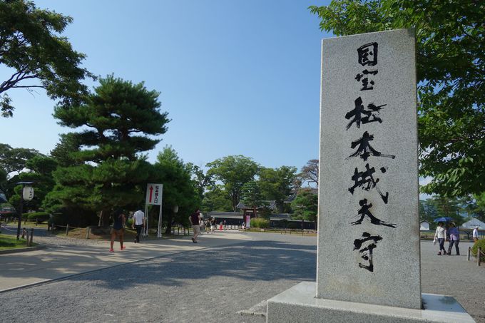 日本の宝、その城の入り口に聳える堂々たる石碑！