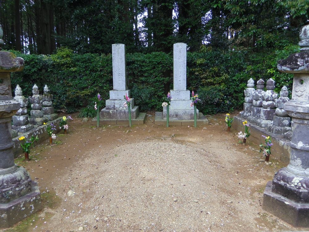 初代から24代まで約600年間にわたる井伊家の墓所