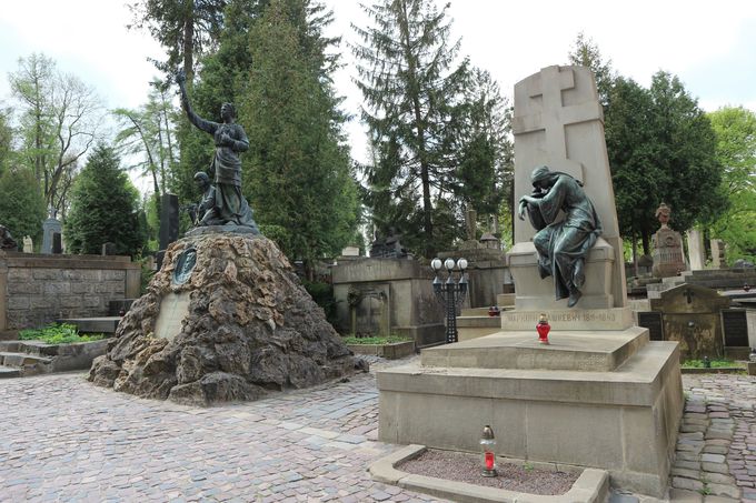 東欧で一番美しいと言われる墓地「リチャキフ墓地」を散策