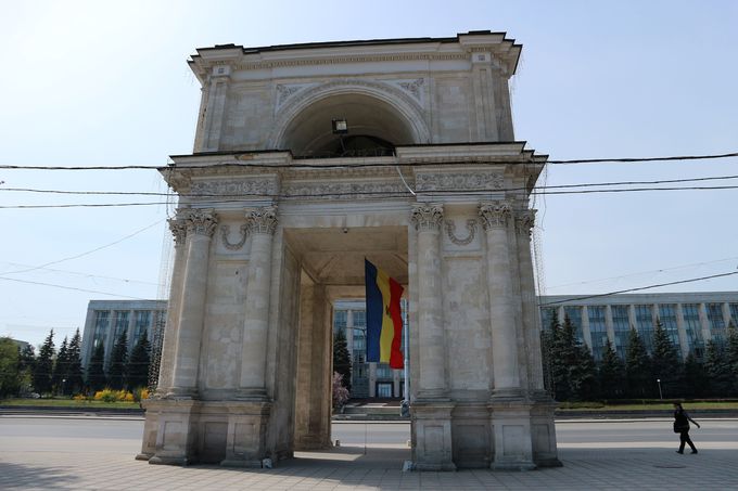 街のシンボル「キシナウ大聖堂」と「勝利の門」