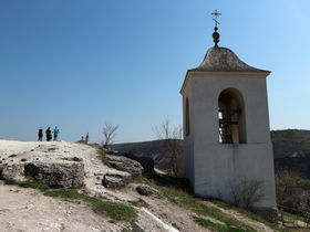旧オルヘイ村で、モルドバ随一の大自然や隠れ家的な岩窟教会を満喫！