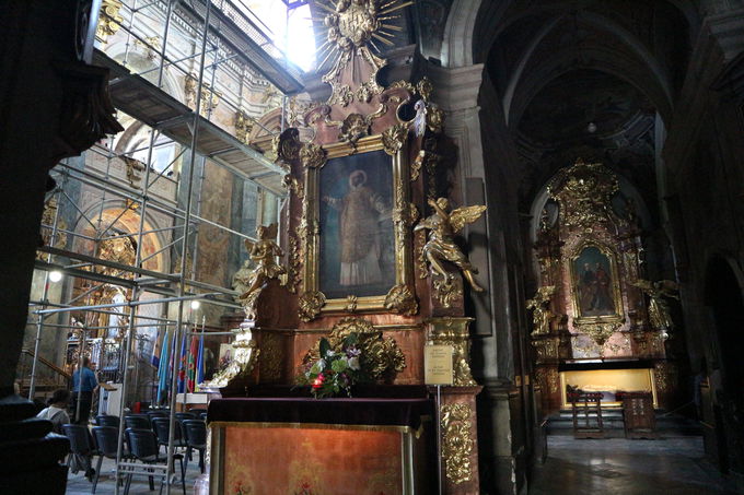大理石の装飾が美しい「聖ペテロ・聖パウロ大聖堂」