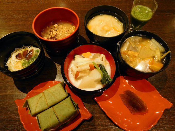 朝食には、興福寺で特別な日に食べる伝統のお汁を
