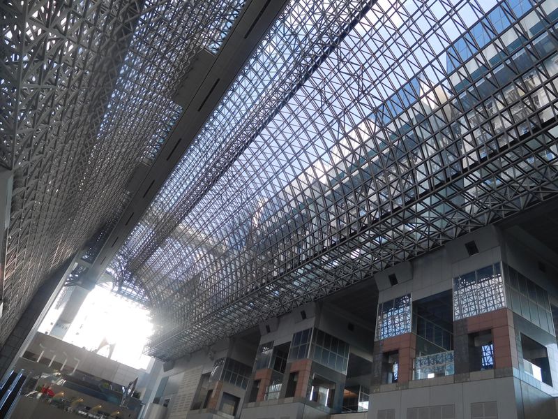 外国人観光客に大人気！日本人の知らない京都駅ビルの秘密とは？