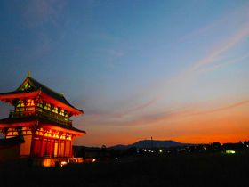 奈良で見る茜色の絶景！日本の夕陽百選「平城宮跡歴史公園・朱雀門」