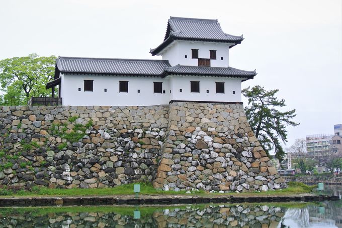 �C�̋߂��Ɍ��݂��ꂽ����