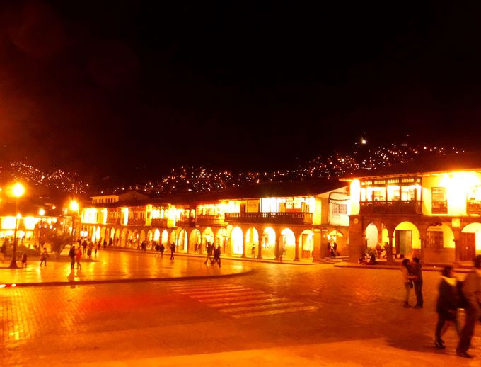 夜：クスコの街はライトアップしてからも美しい！