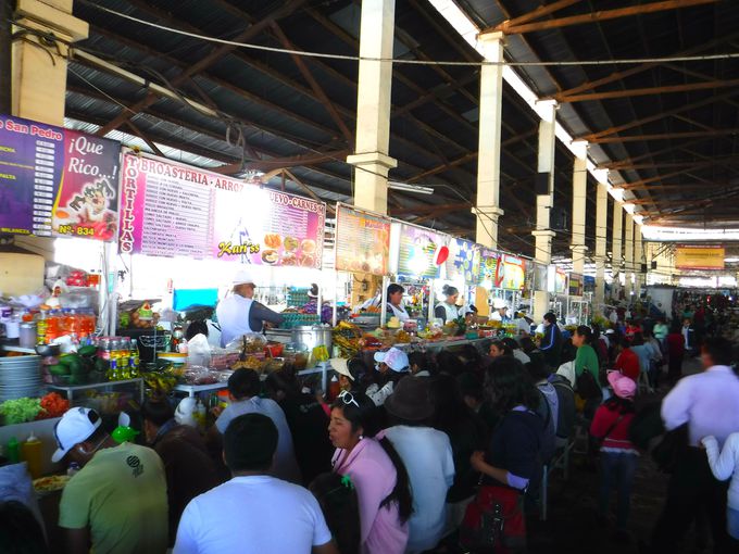 昼：サンペドロ市場でローカルペルー料理を堪能しよう！