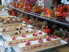 �O���X�̒��ɖڋʂۂ�`��I�鍑�z�e�� ���̃n���E�B���̓~�X�e���A�X�̋L���T���l�C��