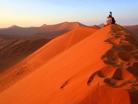 赤い砂漠!?ナミビア・ナミブ砂漠の幻想的なアプリコット色の砂丘へ！