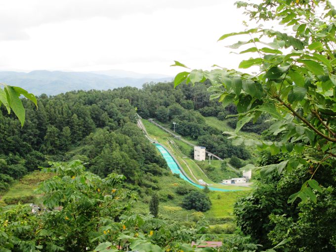 広がる海とスキージャンプ台を見よう！「円山公園展望台」