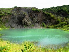 エメラルド色に輝く沼！北海道洞爺湖町「有くん火口」の神秘的な絶景