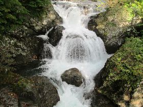 渓流の癒しスポット！北海道伊達市「三階滝公園」「白絹の床」