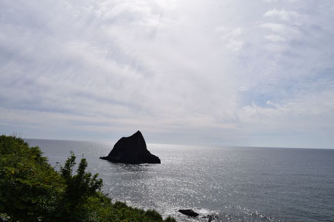 海に浮かぶ奇石「窓岩」と神秘の霊場「西の川原」