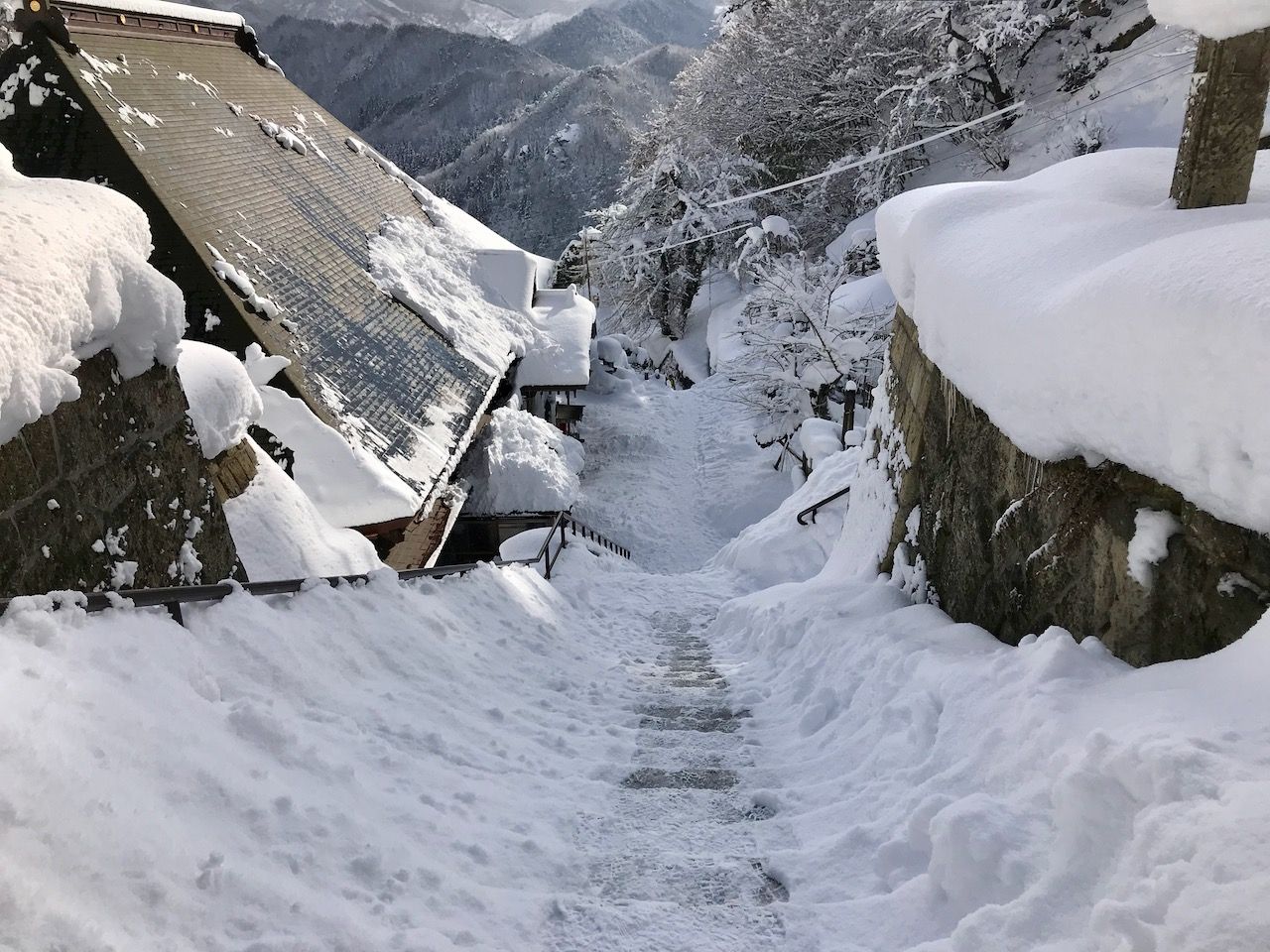 山形 山寺 の冬はふるえるほど美しい 雪景色は水墨画のよう 山形県 トラベルjp 旅行ガイド