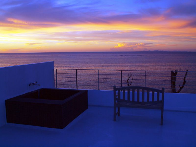 「カーサドゥマイビーチホテルオキナワ」ルーフバルコニーで露天風呂に浸かりながら夕日を見送る贅沢