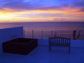 「カーサドゥマイビーチホテルオキナワ」ルーフバルコニーで露天風呂に浸かりながら夕日を見送る贅沢
