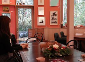 ���{��u�J�X���̐X������p�فv�ŃA�[�g�ɏo��A�|�тɌe���I�̋L���T���l�C��