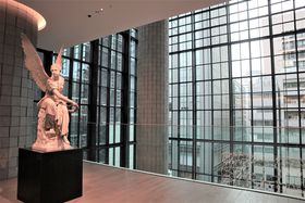 �����u�A�[�e�B�]�����p�فv�傫�ȋ�ԂŃA�[�g��̊����悤�̋L���T���l�C��