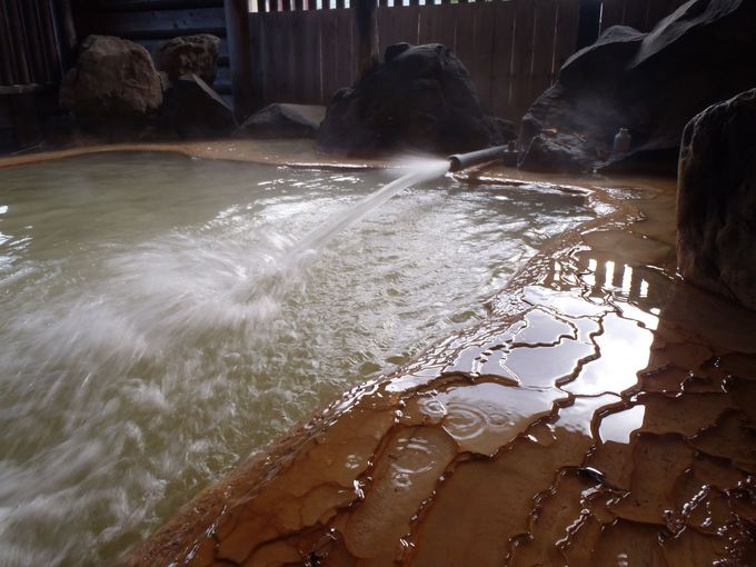 湯口から勢い良く温泉が噴射！「元湯 雄山閣」の温泉は豪快かつ繊細な名湯