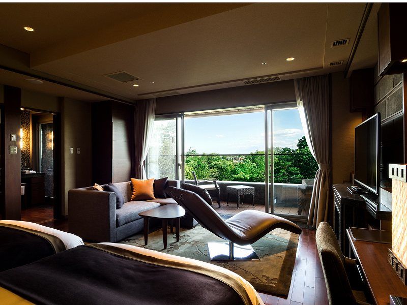 ͂̂QFʂȃj[YɑΉOWA[ȋq