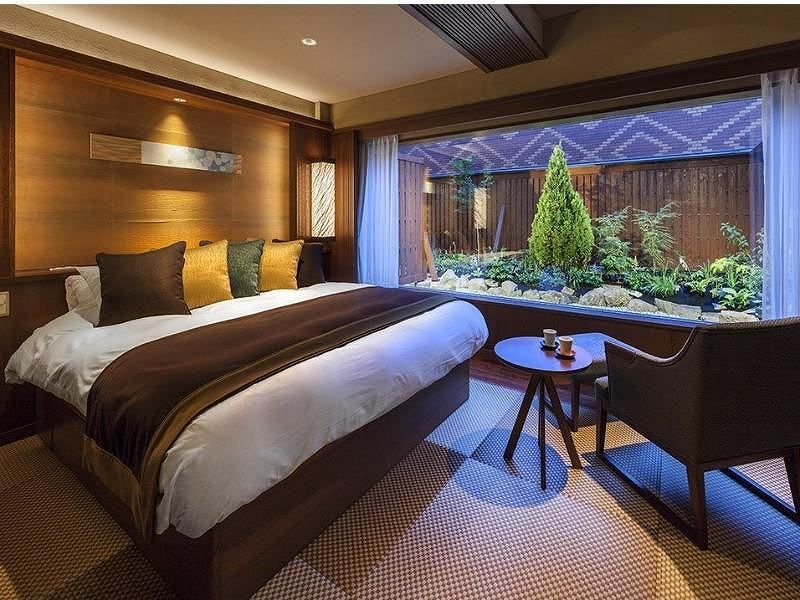 ͂̂QFʂȃj[YɑΉOWA[ȋq