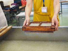 島根県「石州和紙会館」で伝統的な紙漉き体験にチャレンジ！