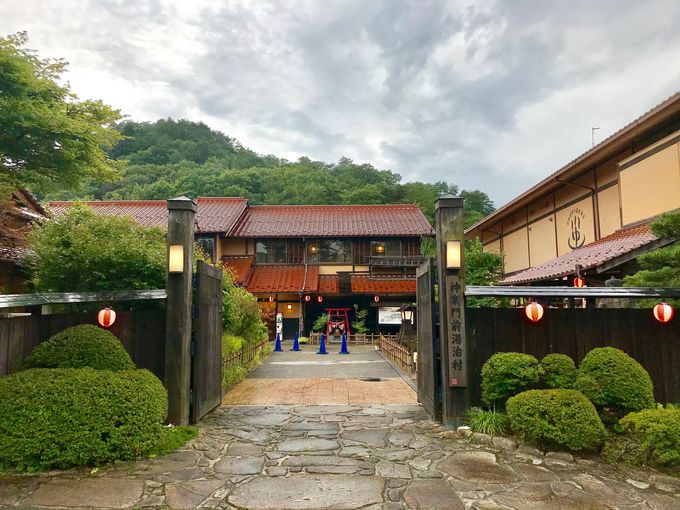 安芸高田の伝統神楽を継承するテーマパーク「神楽門前湯治村」