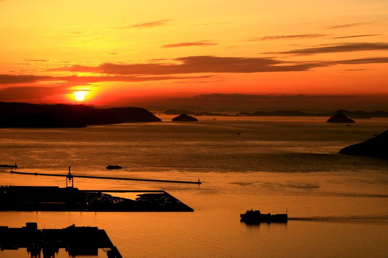 夕陽に照らされる瀬戸内海と島々のシルエット