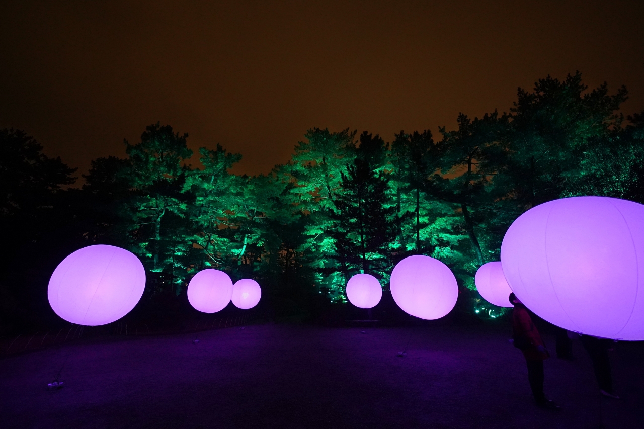 ���ɕ����Ă��邩�̂悤�ȋ���