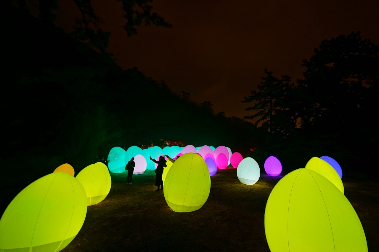 ���`�̂̊Ԃɕ��������ĐF�𓮂������I