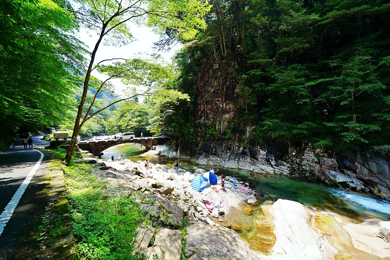 愛媛 面河渓は水質良好 川遊びできる絶景ドライブスポット 愛媛県 トラベルjp 旅行ガイド