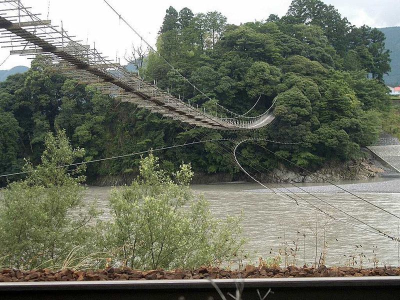 恐怖度１２０％！話題の吊り橋をＳＬと一緒に楽しむ事の出来る静岡県川根本町