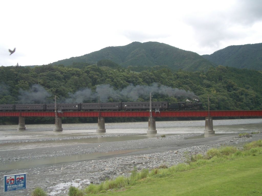 郷愁を誘う蒸気機関車の風景