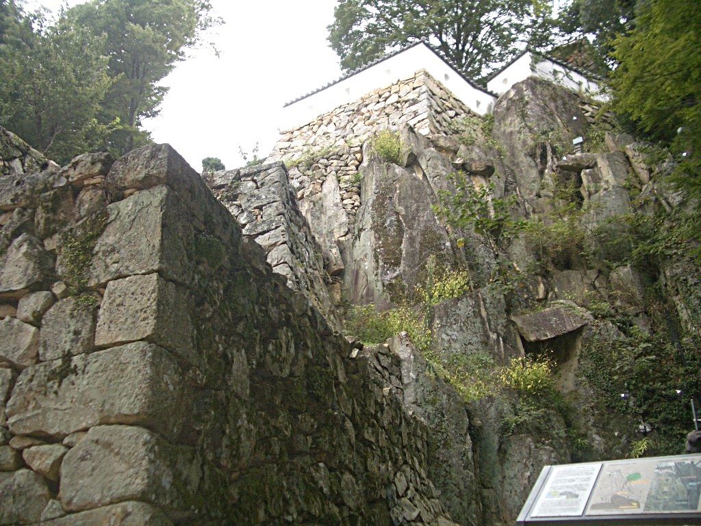 天然の岩盤に築かれた石垣