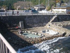 夏こそ行きたい奥津温泉・イオンパワーたっぷりの涼しい足湯