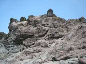 海沿いに並ぶ２２体の磨崖仏！山形県遊佐町「十六羅漢岩」