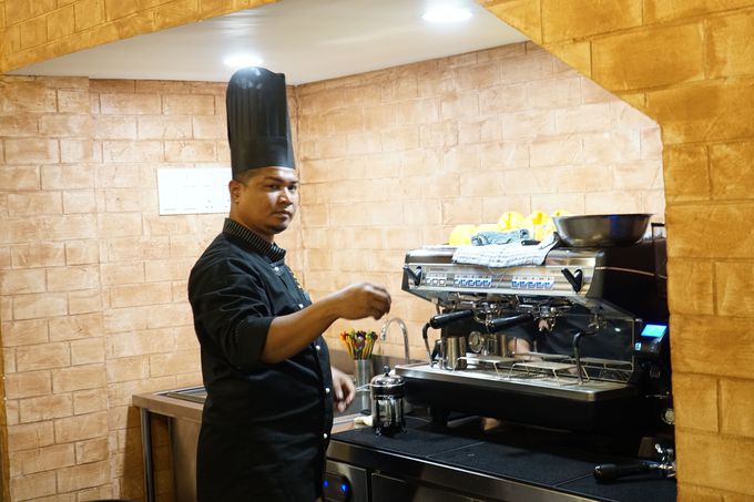 CMXl񂾃XR[́A̒nœƎ̐HוƂĕωĂ