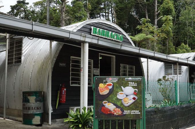 CMXAňBarracks CafeiobNXEJtFjŃXR[