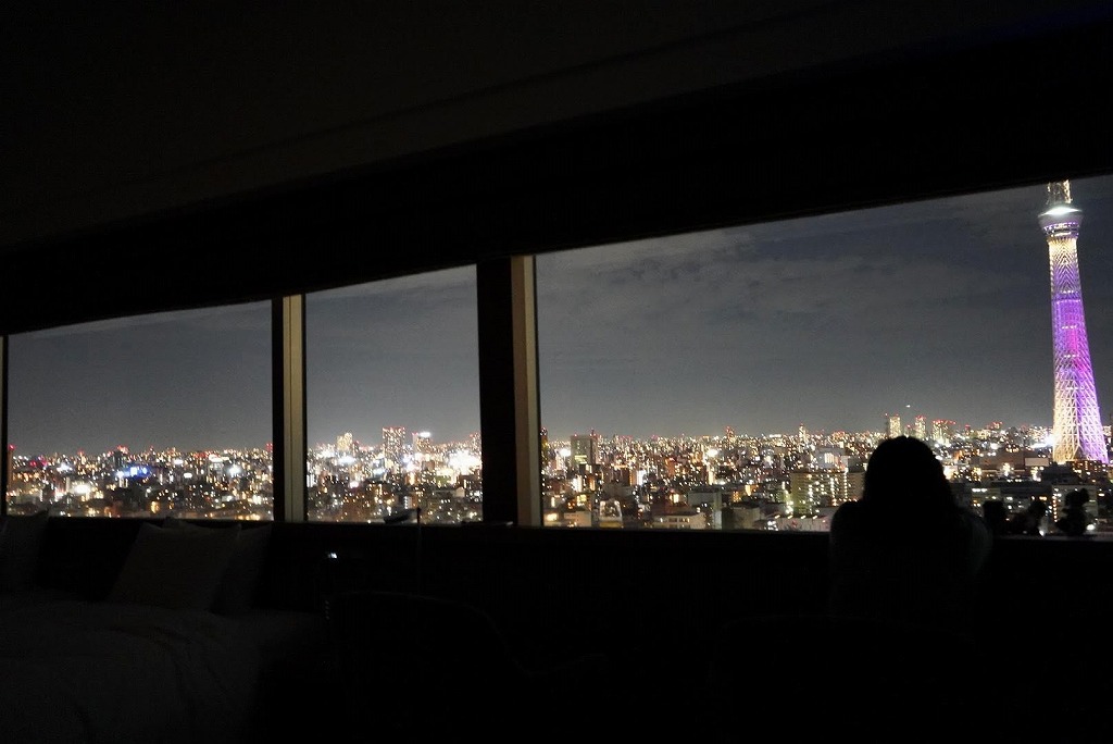 東京の夜に浮かんでいるような夜景を楽しむ