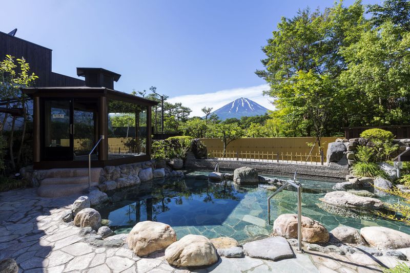 富士山が目の前！山梨「富士眺望の湯 ゆらり」で16種類の温泉を楽しむ