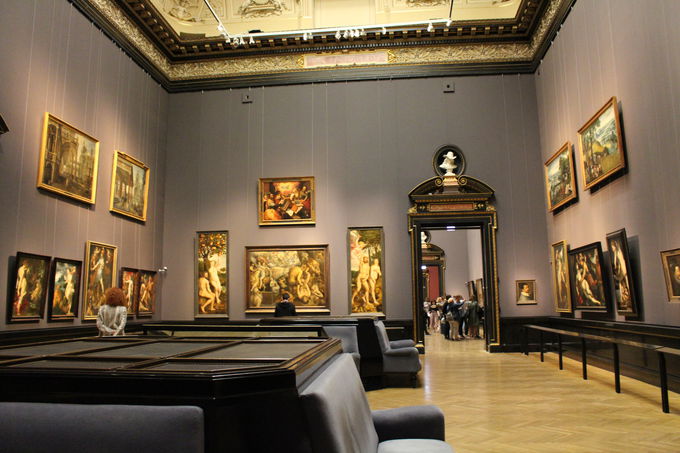 �E�B�[���E���{�����قɂ̓n�v�X�u���N�Ƃ̎��W�������󂪁I