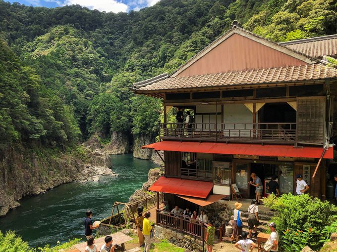 峡谷にそびえ立つカフェ 奈良 瀞ホテル は瀞峡のシンボル 奈良県 トラベルjp 旅行ガイド